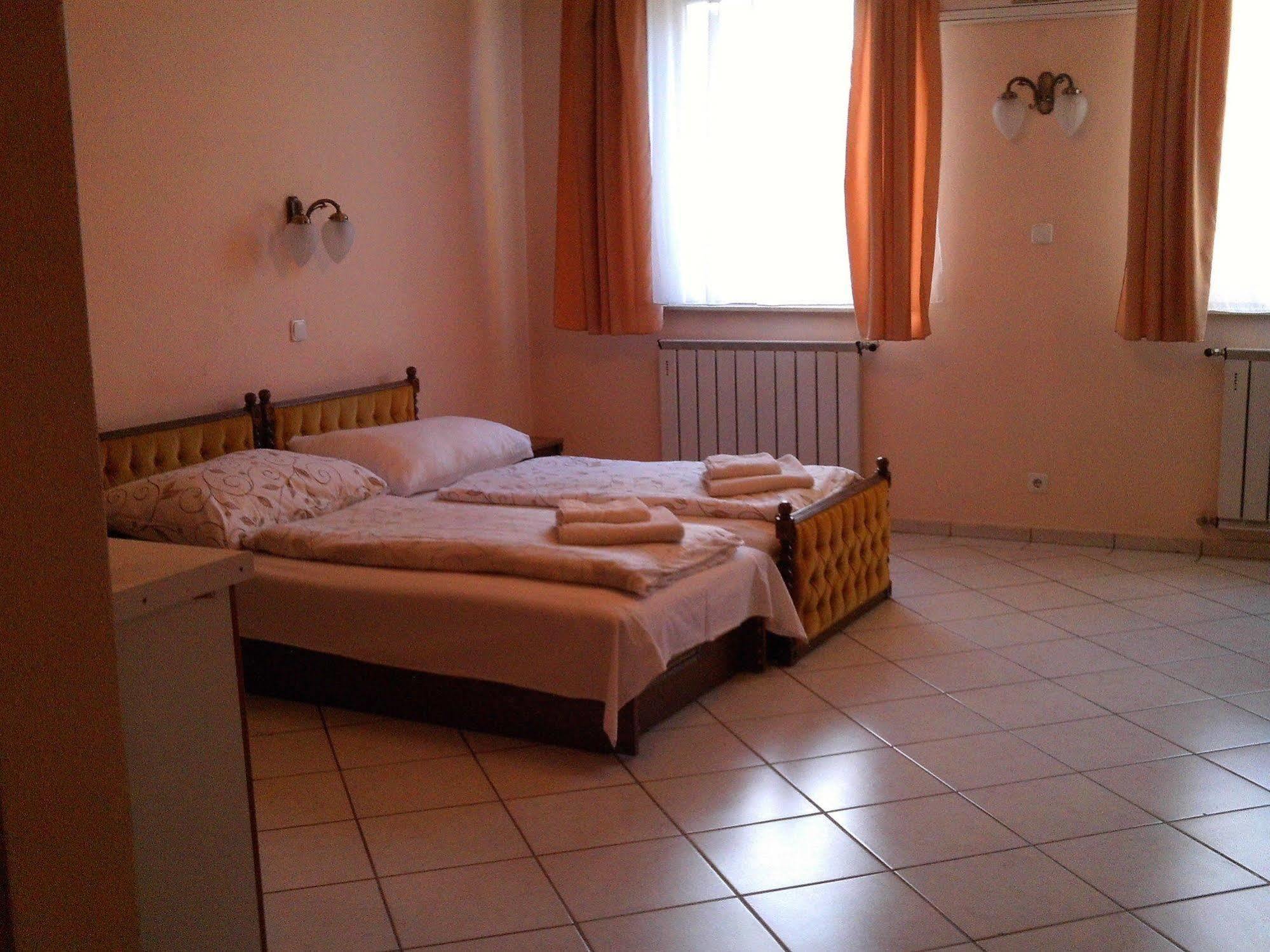 Aparthotel Happy 3*